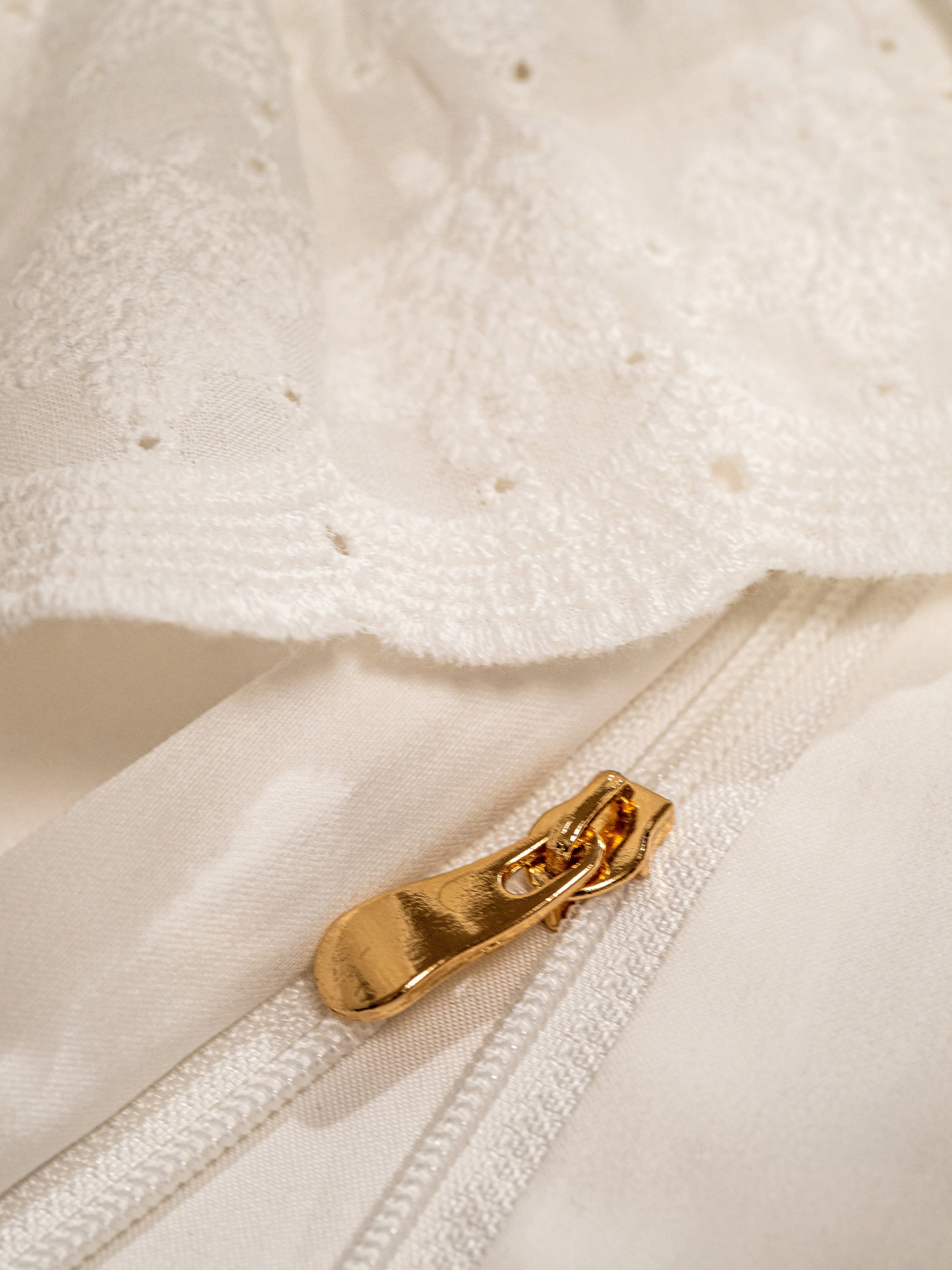 Hidden gold zipper closure on the Chantilly Egyptian cotton duvet cover